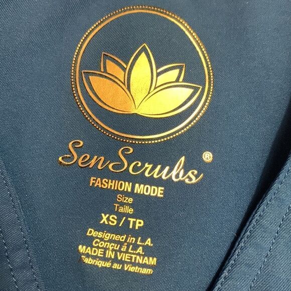 Scrubs top, by SenScrubs, XS, good condition, 2 pocket - Picture 2 of 5